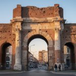 découvrez les vestiges de la turin romaine à la porta palatine, un témoin exceptionnel de l'histoire antique de la ville et de son patrimoine archéologique.